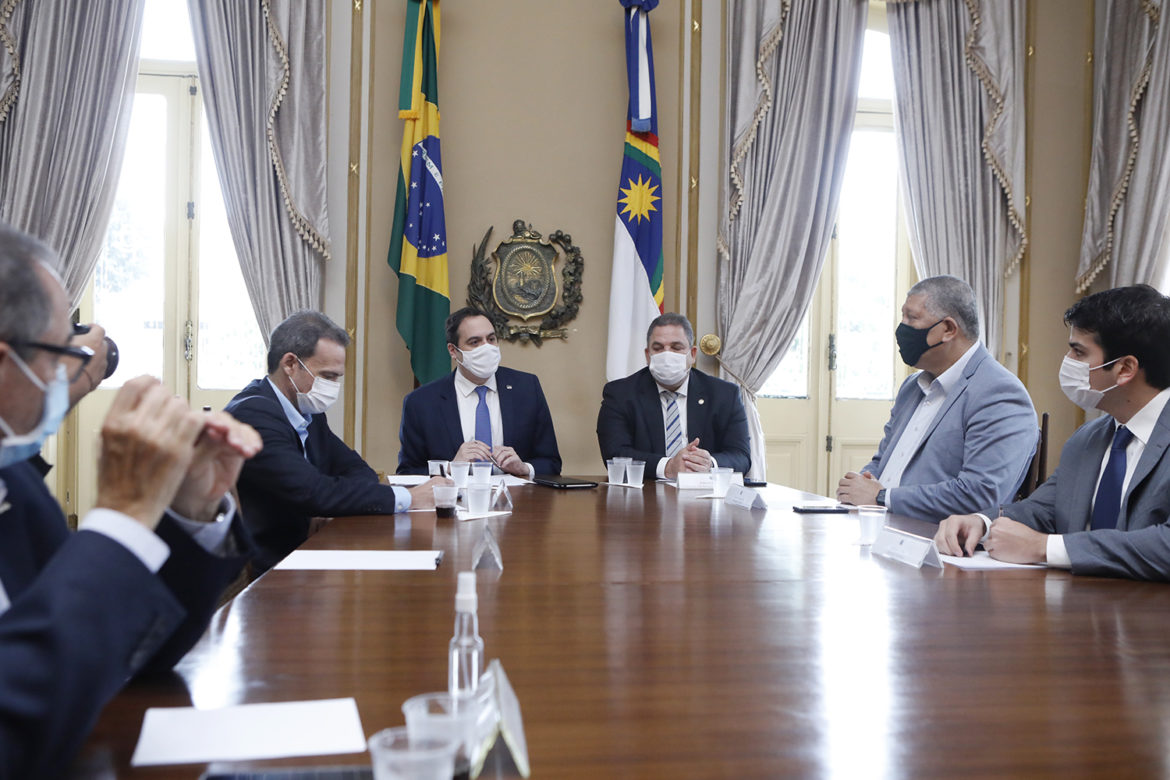 Paulo Câmara recebe comissão da Assembleia Legislativa para discutir ação policial no protesto de 29 de maio