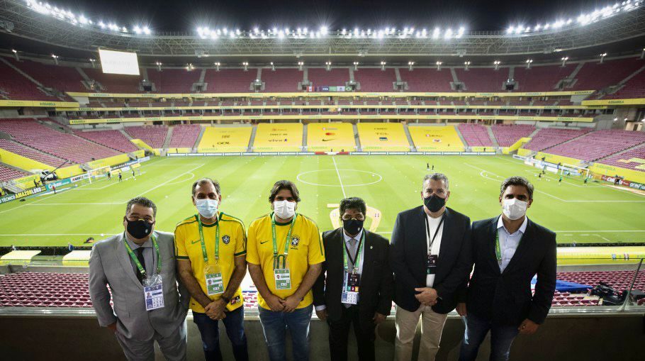 Ao lado do presidente da CBF, Labanca e do Dr. Gabriel assistem o jogo da seleção brasileira na Arena de Pernambuco