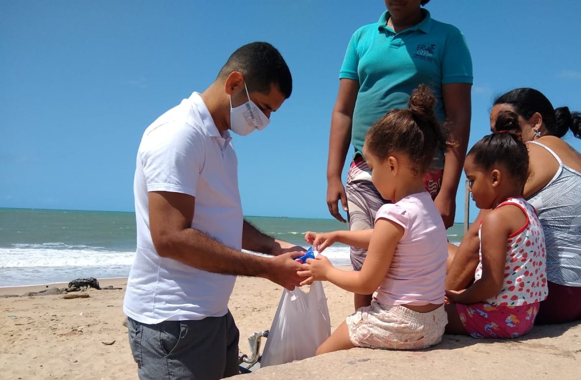 Moradores de Olinda promovem café da manha solidário na praia de Dell Chifre