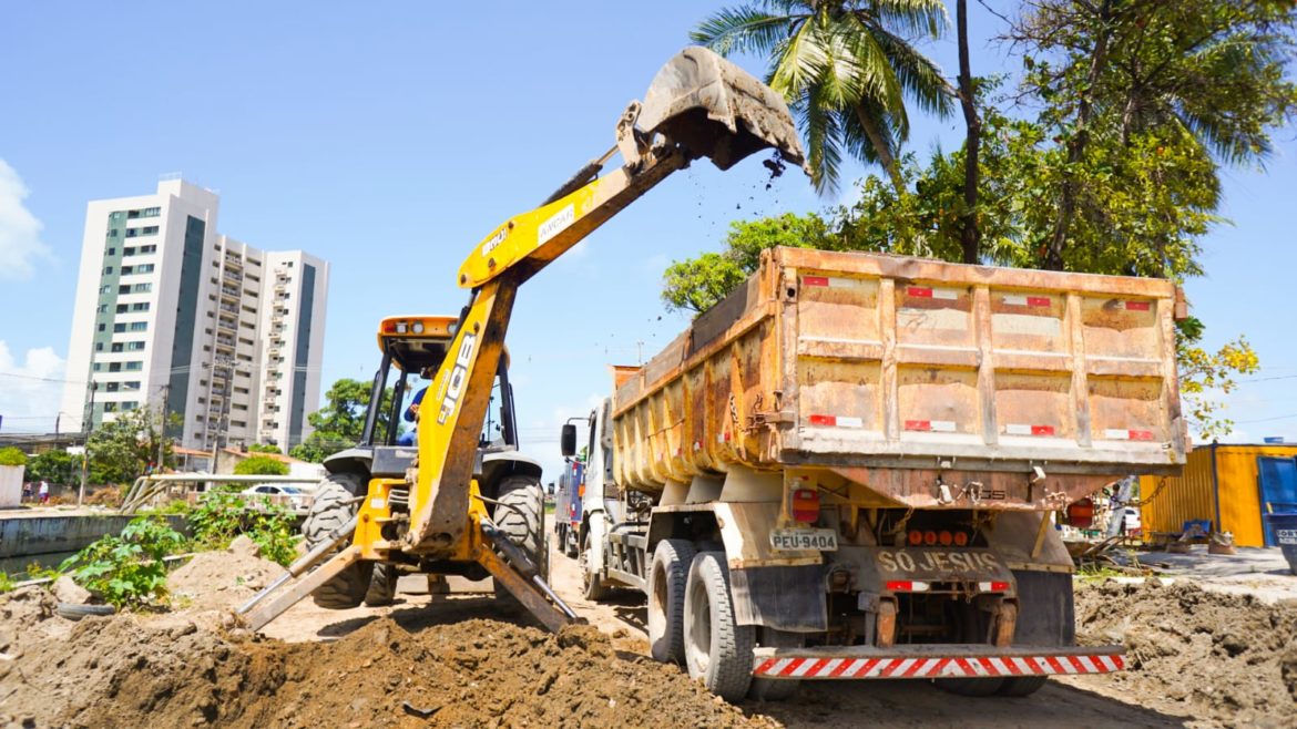 Prefeitura de Olinda inicia pavimentação de via lateral do Canal Bultrins-Fragoso