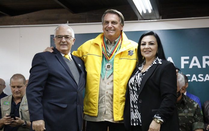 Presidente Jair Bolsonaro recebe Medalha Farroupilha em visita à Expointer