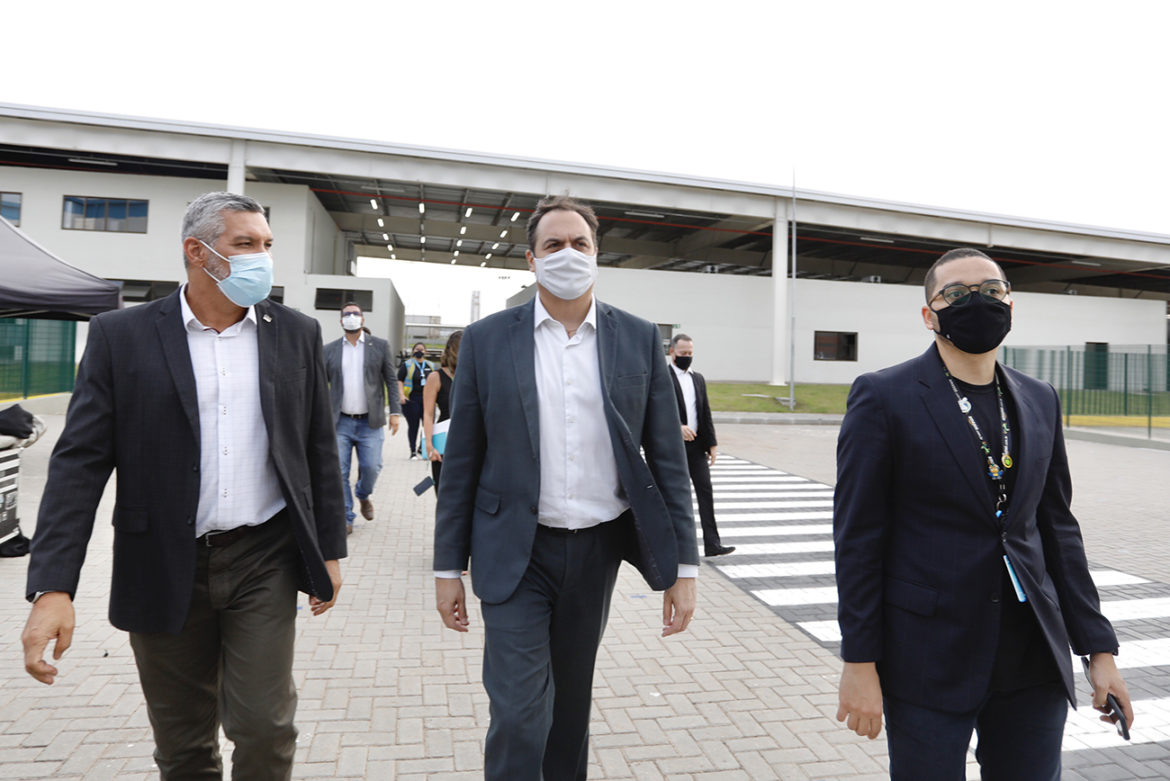 Paulo Câmara visita novo Centro de Distribuição da Amazon em Pernambuco