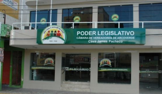 Câmara de vereadores de Arcoverde insiste em dar aumento para prefeito e secretários.