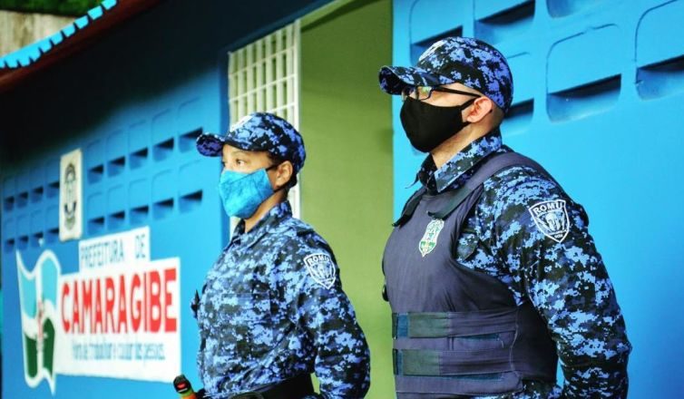 CAÇA AOS GUARDAS NA CORTE REAL DAS TERRAS DOS CAMARÁS