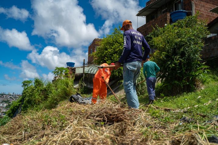 Defesa Civil de Olinda realiza serviços em barreiras de Sapucaia